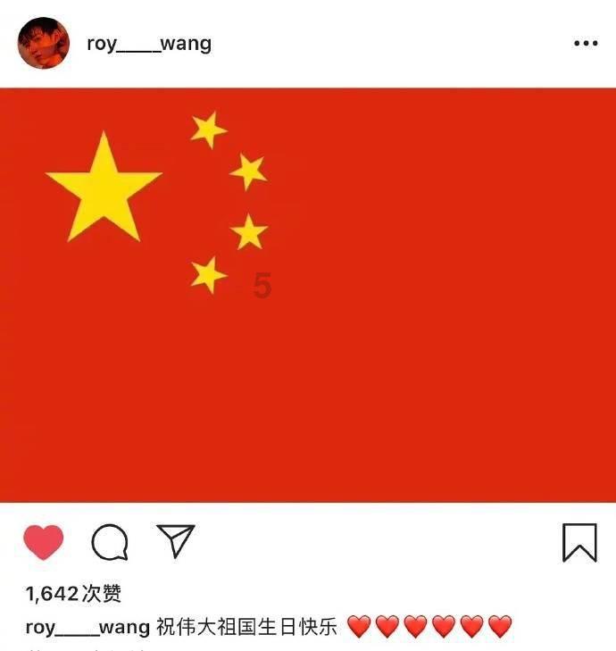 小车爆胎抛锚快车道，交警化身“修理工”热心解围